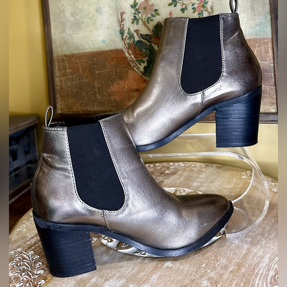 EUC Madden Girl “Barbie” Metallic Silver/Pewter Ankle Faux Leather Boot. Size 7 - Picture 4 of 7